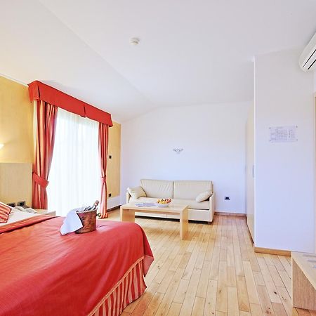 Vilola Bed & Breakfast ซัมบราทิยา ภายนอก รูปภาพ