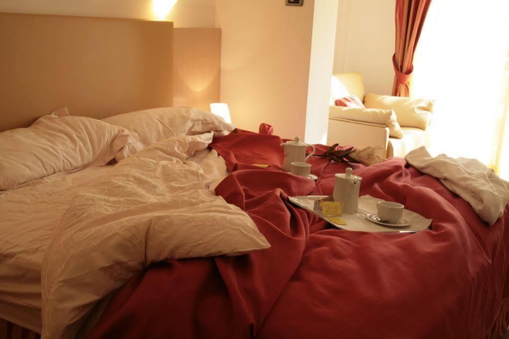 Vilola Bed & Breakfast ซัมบราทิยา ภายนอก รูปภาพ